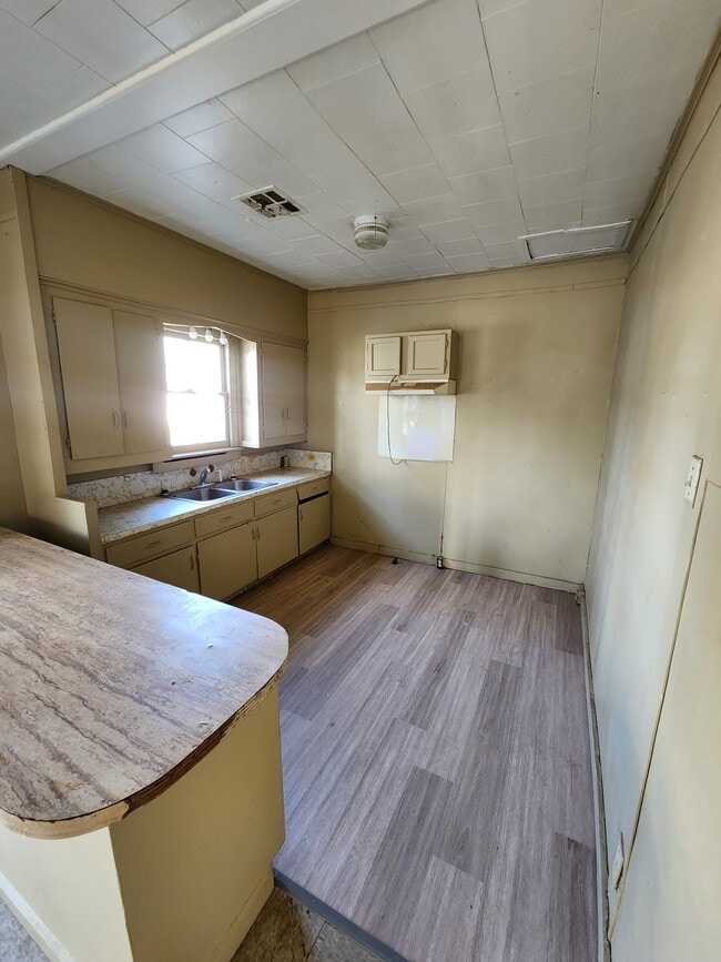 property at 1002 La Pl Ave