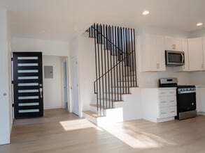 2344 Gatewood St in Los Angeles, CA - Building Photo - Building Photo