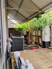 9788 Clarewood Dr in Houston, TX - Foto de edificio - Building Photo