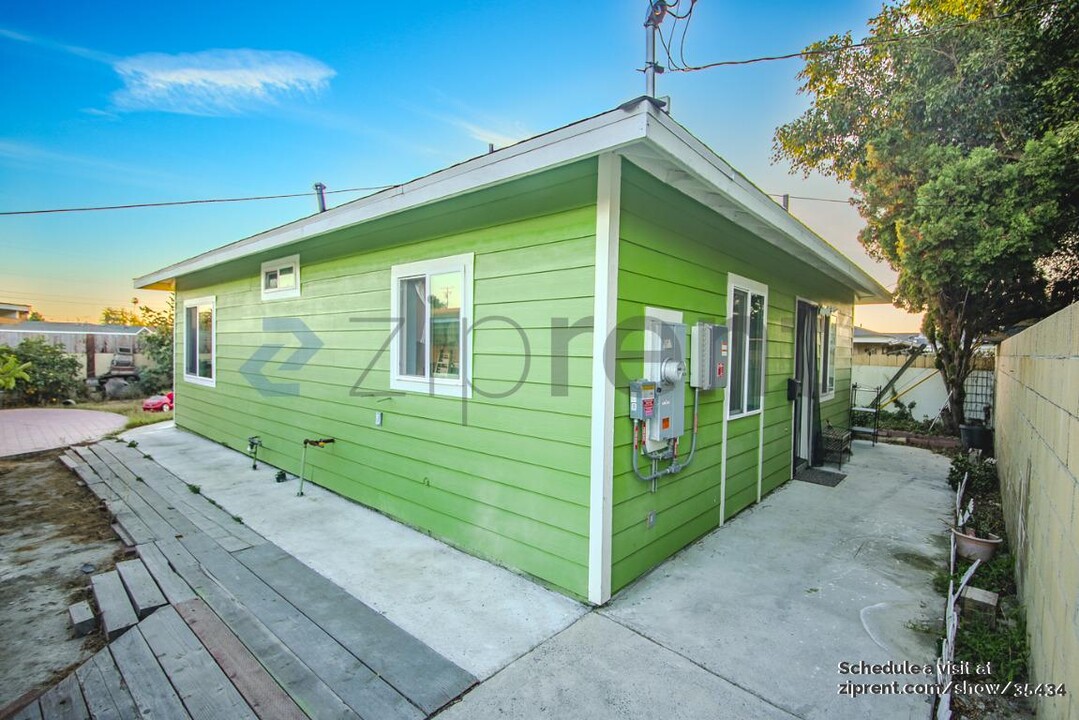 10201 Milneburg St in Anaheim, CA - Building Photo