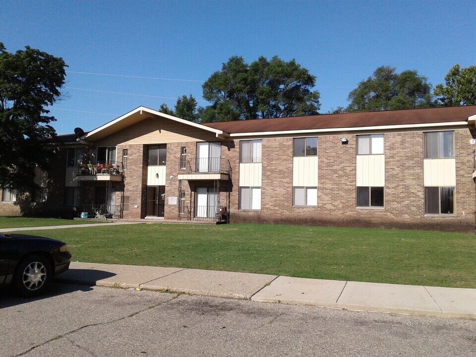 48583 Roma Valley Dr in Utica, MI - Building Photo