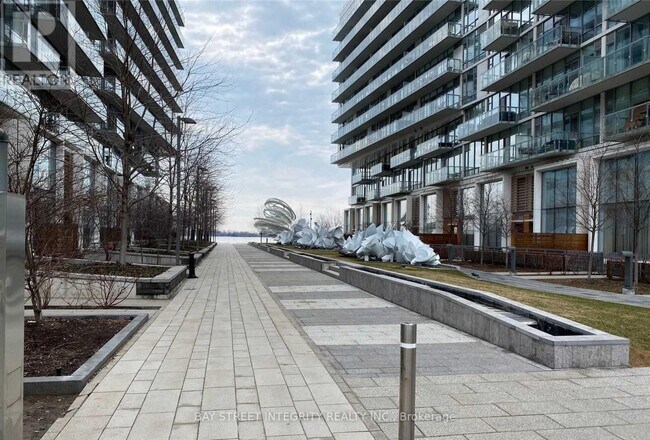 15 Queens Quay E in Toronto, ON - Building Photo - Building Photo