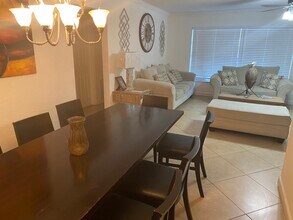 9607 NW 66th St in Tamarac, FL - Foto de edificio - Building Photo