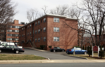 Oakcrest in Arlington, VA - Building Photo - Building Photo