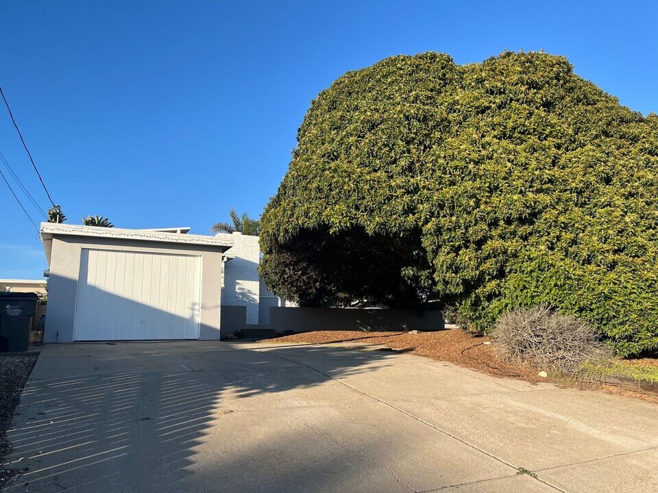 1093 Brighton Ave in Grover Beach, CA - Building Photo