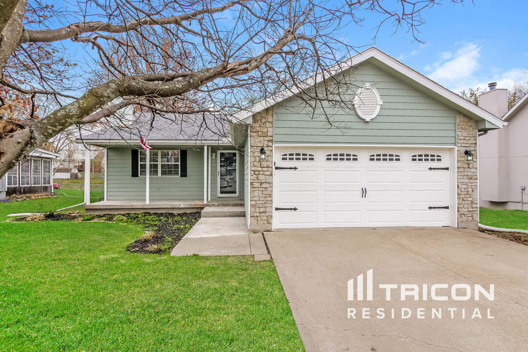 303 N Darrowby Dr in Raymore, MO - Foto de edificio
