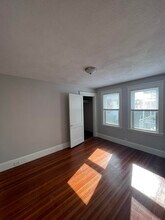 215 Forest St, Unit #1 in Medford, MA - Foto de edificio - Building Photo