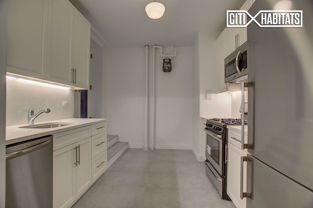 250 W 104TH St-Unit -G4 in New York, NY - Building Photo