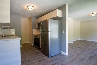 4149 SE 37th Ave-Unit -4149-2 in Portland, OR - Building Photo - Building Photo