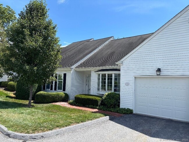 property at 8 Dickinson Ct