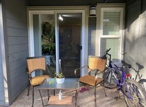 11107 NE 125th Ln, Unit F122 in Kirkland, WA - Foto de edificio - Building Photo