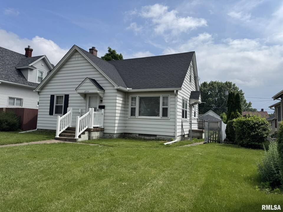 2711 E Locust St in Davenport, IA - Building Photo