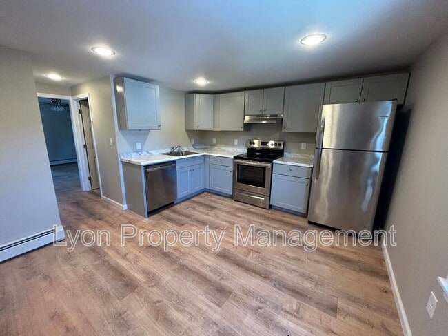 70 Maple St in Killingly, CT - Foto de edificio - Building Photo