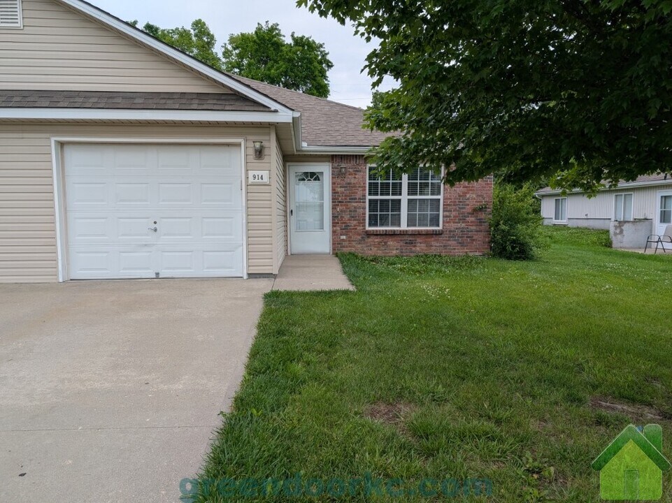 914 Fall Meadow Ln in Belton, MO - Foto de edificio