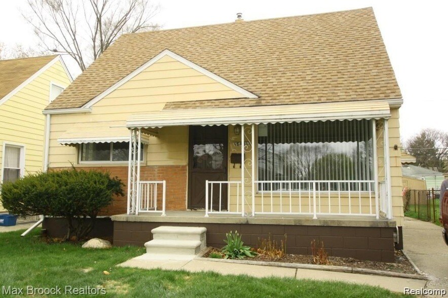 18451 Delaware Ave, Unit 09310 in Redford Township, MI - Building Photo