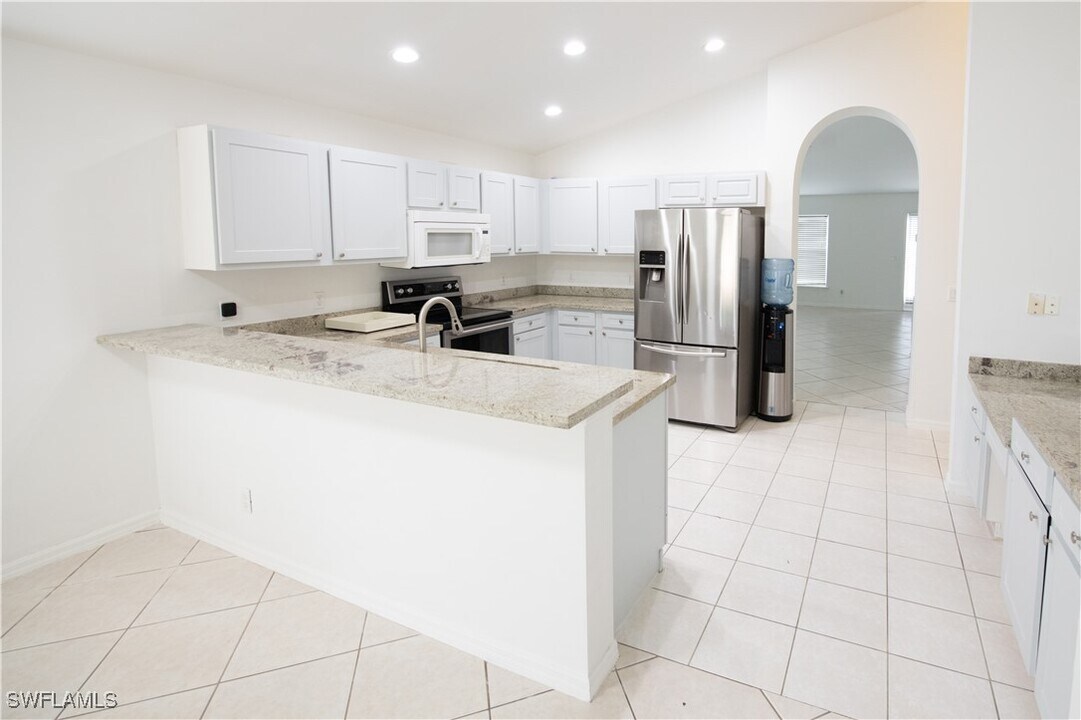 81 Burnt Pine Dr in Naples, FL - Building Photo