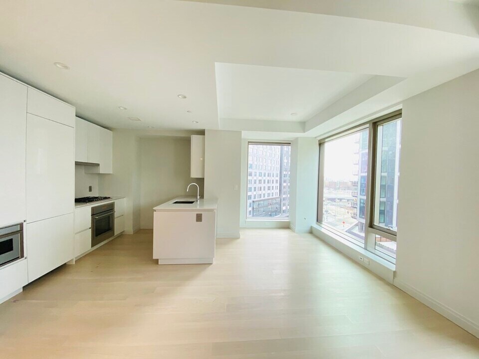 135 Seaport Blvd in Boston, MA - Building Photo