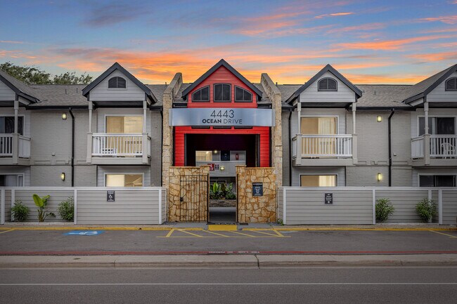4443 Ocean Drive in Corpus Christi, TX - Foto de edificio - Building Photo