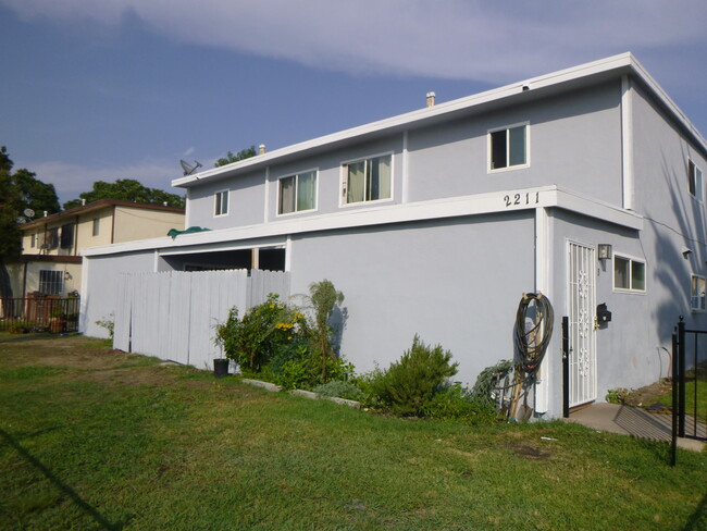 2211 S Fairview St in Santa Ana, CA - Building Photo - Building Photo