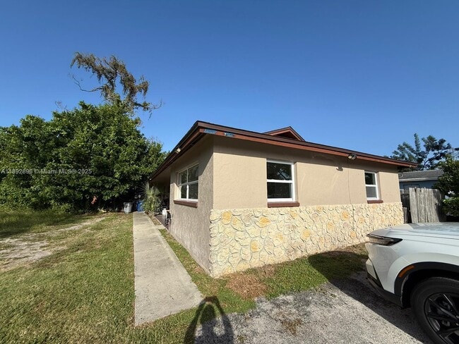 5436 Tenth Ave in Ft. Myers, FL - Building Photo - Building Photo