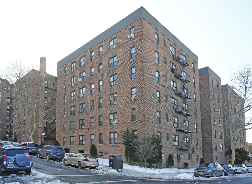 Colony Manor in Brooklyn, NY - Foto de edificio