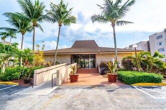 6950 Miami Gardens Dr in Hialeah, FL - Building Photo - Building Photo