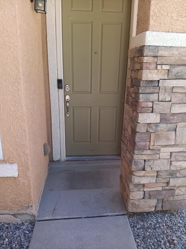 1010 Spring Valley Rd in Rio Rancho, NM - Foto de edificio - Building Photo