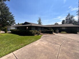 2100 Hobert St in Medford, OR - Building Photo