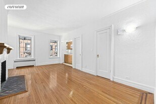 22 Grove St in New York, NY - Building Photo