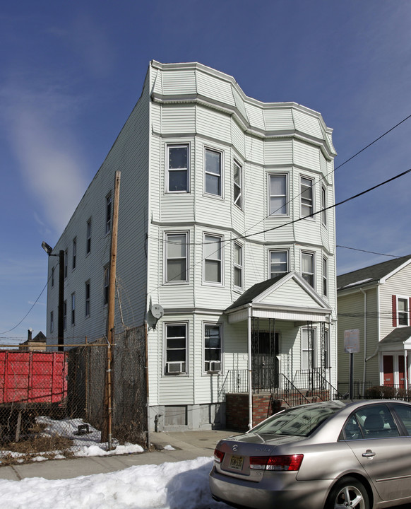 102 Grant Ave in Jersey City, NJ - Building Photo