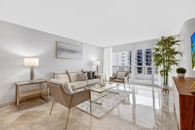 1717 N Bayshore Dr in Miami, FL - Building Photo - Building Photo