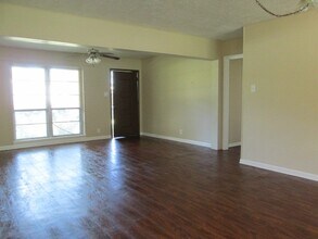 2105 Bush Dr in Huntsville, TX - Foto de edificio - Building Photo