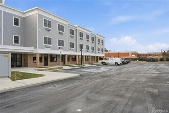 180 Deer Park Ave, Unit 205 in Babylon, NY - Building Photo - Building Photo