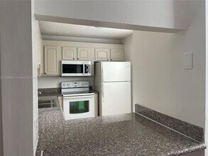 9460 Live Oak Pl in Davie, FL - Foto de edificio - Building Photo