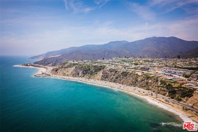18203 Coastline Dr in Malibu, CA - Building Photo - Building Photo