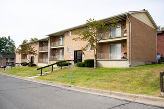 Squire Colony in Endicott, NY - Foto de edificio - Building Photo