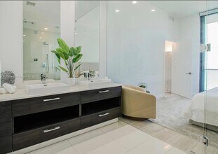 55 SW 9th St, Unit 4409 in Miami, FL - Building Photo - Building Photo