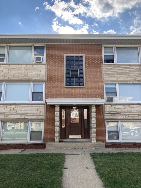 6856 W Gunnison St in Harwood Heights, IL - Foto de edificio