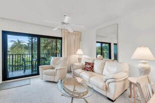 600 Neapolitan Way in Naples, FL - Building Photo