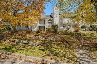 33 Crown Knoll Ct in Groton, CT - Building Photo