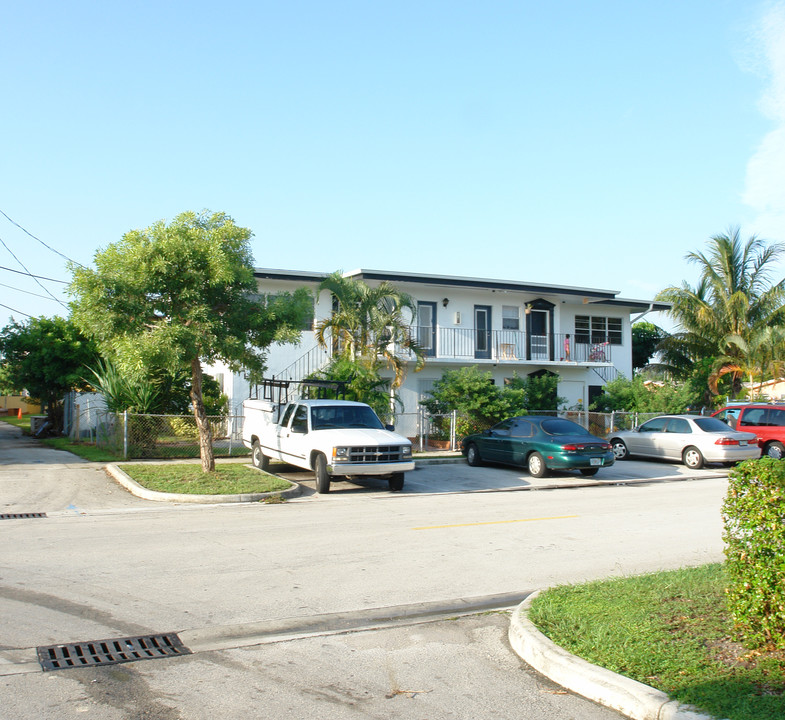 1800 NE 170th St in Miami, FL - Foto de edificio