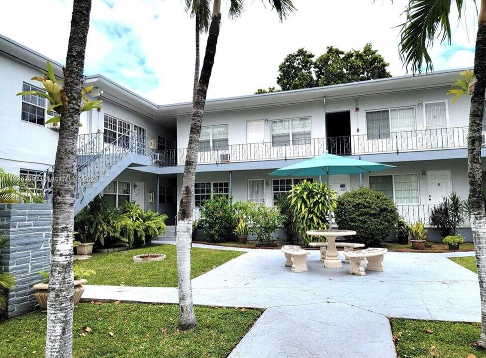 555 SW 16th Ave-Unit -12 in Miami, FL - Building Photo