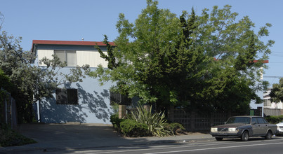 5611 Bancroft Ave in Oakland, CA - Building Photo - Building Photo