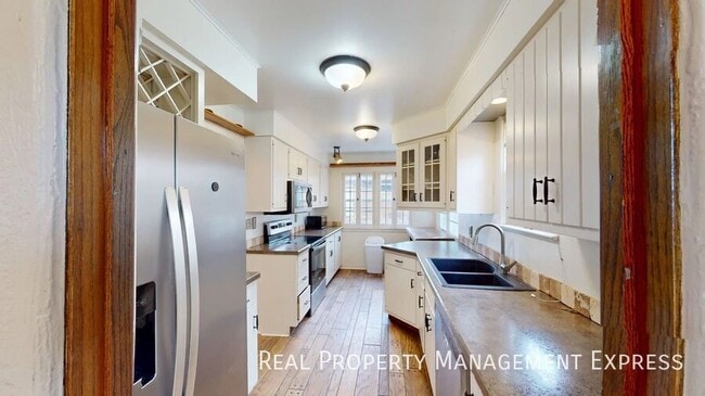 Beautiful 4 Bedroom 1.5 Bath Single Family Home in Central Sioux Falls in Sioux Falls, SD - Building Photo - Building Photo