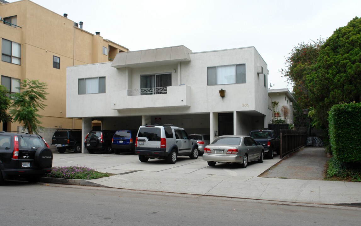 Blenty Ave in Los Angeles, CA - Building Photo