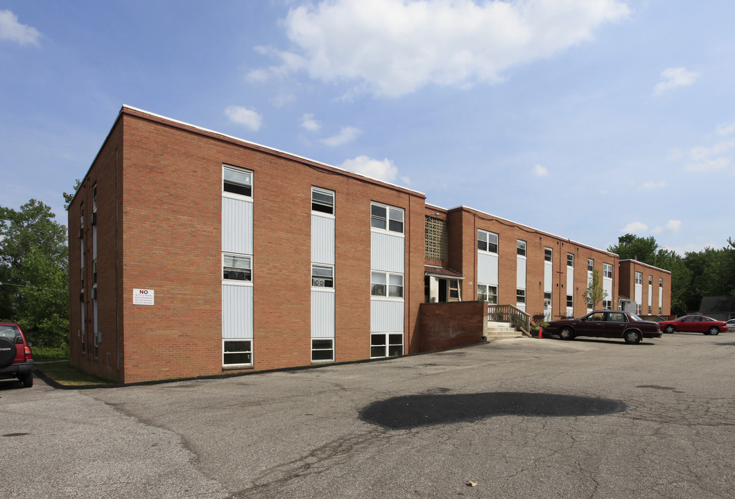 River Isle Terrace in Willoughby, OH - Building Photo