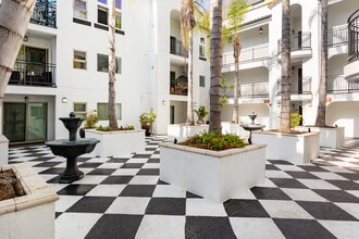 Hollywood View Towers in Los Angeles, CA - Foto de edificio - Building Photo