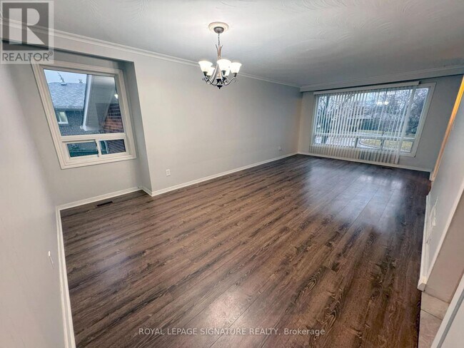 2 Windover Dr in Toronto, ON - Building Photo - Building Photo