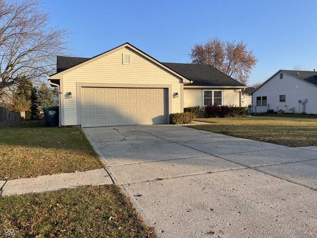 978 Spring Meadow Dr in Greenwood, IN - Building Photo - Building Photo