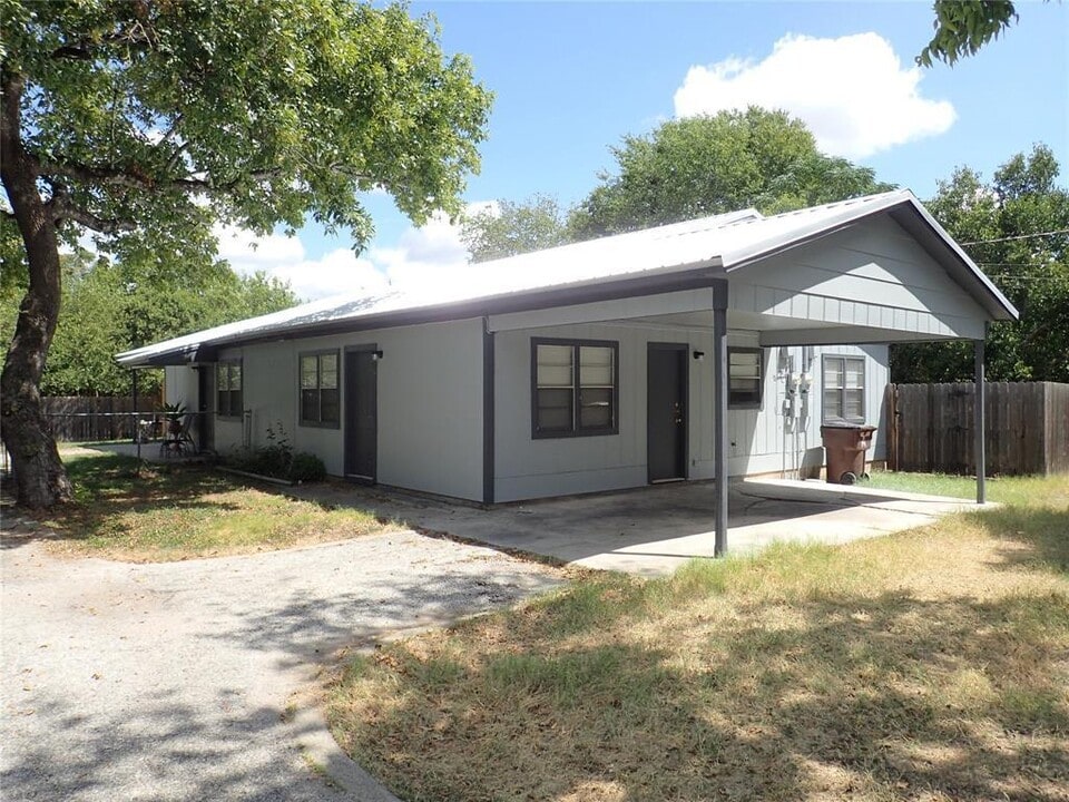 603 Rosewood St in Lockhart, TX - Foto de edificio
